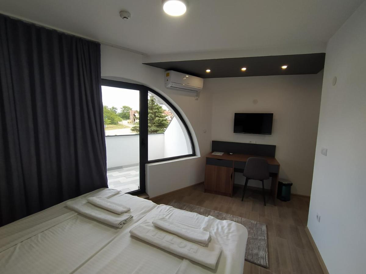 Prenociste Srebrno Jezero Hotel Veliko Gradište Buitenkant foto