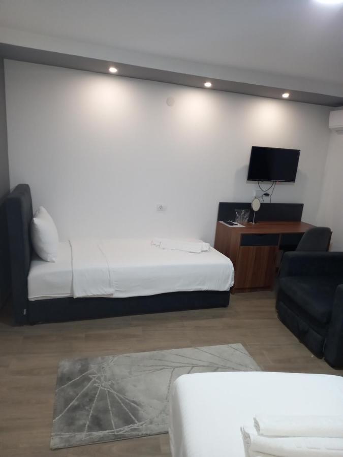 Prenociste Srebrno Jezero Hotel Veliko Gradište Buitenkant foto
